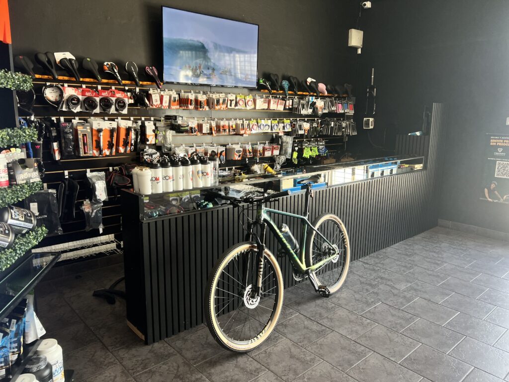 HERMOSA BICICLETERIA EN MATADEROS CON FULL STOCK LISTA PARA TRABAJAR