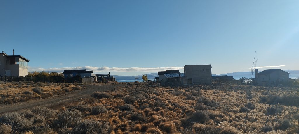 DUEÑO VENDE TERRENO FRENTE AL LAGO B° RESIDENCIAL - EL CALAFATE
