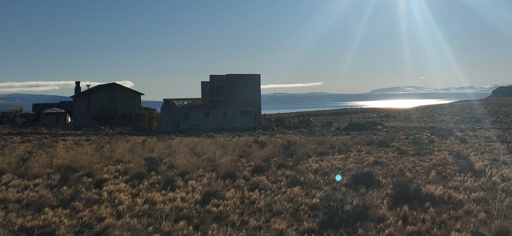 DUEÑO VENDE TERRENO FRENTE AL LAGO B° RESIDENCIAL - EL CALAFATE