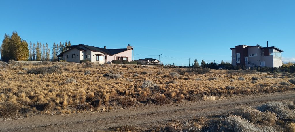 DUEÑO VENDE TERRENO FRENTE AL LAGO B° RESIDENCIAL - EL CALAFATE