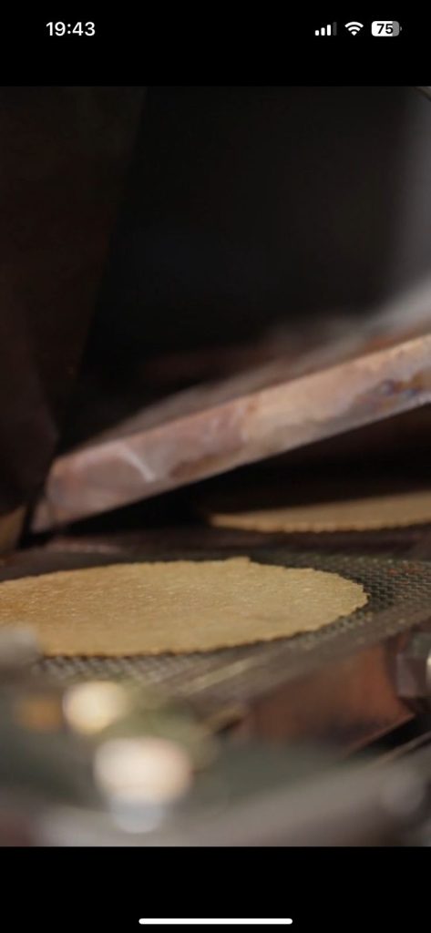 Maquina para fabricar cubanitos, cucuruchos, capelinas, barquillos etc