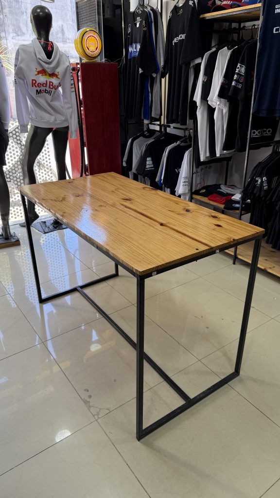 Última Vuelta Indumentaria, un local innovador sin competencias en la zona ni en