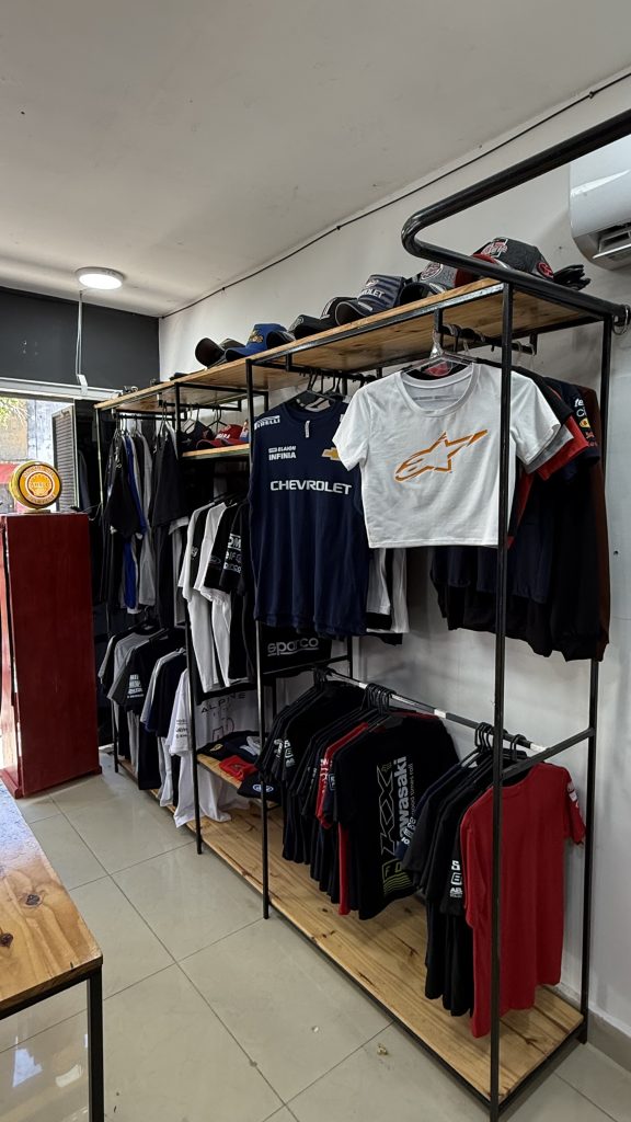 Última Vuelta Indumentaria, un local innovador sin competencias en la zona ni en